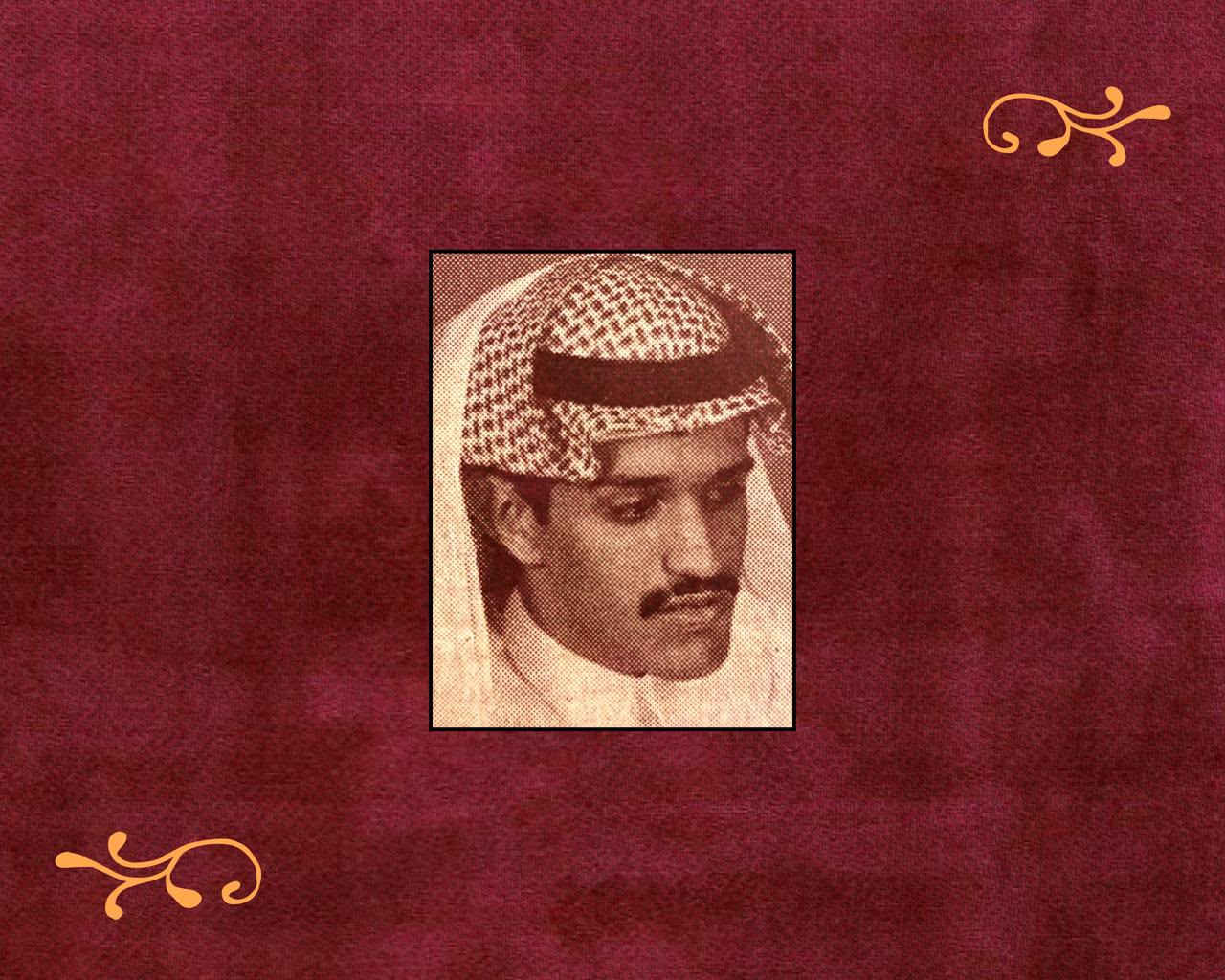 صورة أرشيفية ملوّنة للشاعر عبدالمجيد الزهراني على خلفية نسيجية حمراء